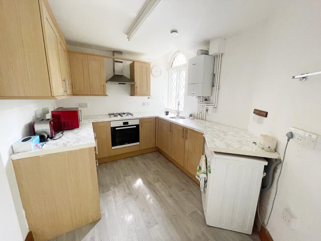 Lot: 62 - DETACHED FORMER GATEHOUSE FOR IMPROVEMENT - Kitchen with Gas Boiler